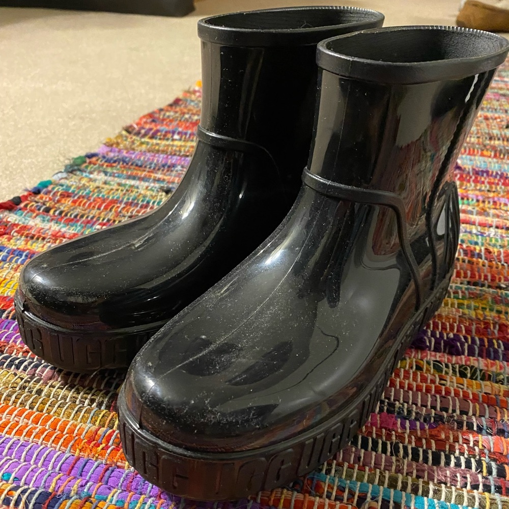 Black UGG rain boots with fur insole